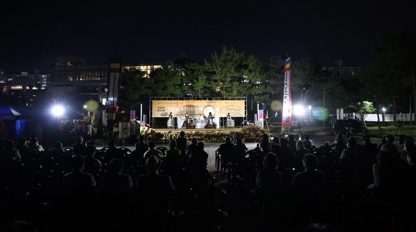 타악단 '쾌'가 모듬북 '비상'을 공연하고 있다.