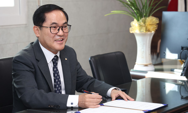 황진선 일산새마을금고 이사장이 협약식에서 금고의 역할과 협약에 관한 이야기를 전하고 있다.