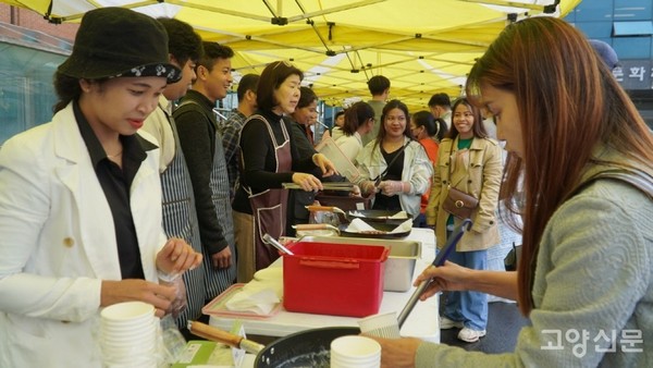 지난해 11월 열린 '제1회 다문화 나눔 후원바자회' 모습.