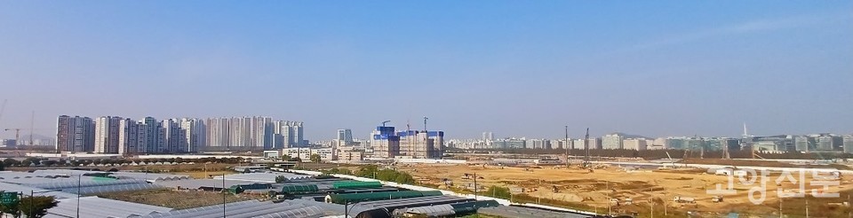 자유로 옆 전망대에서 바라본 장항동 들녘. 고양의 미래를 그려나가는 각종 공사가 한창 진행 중이다. 