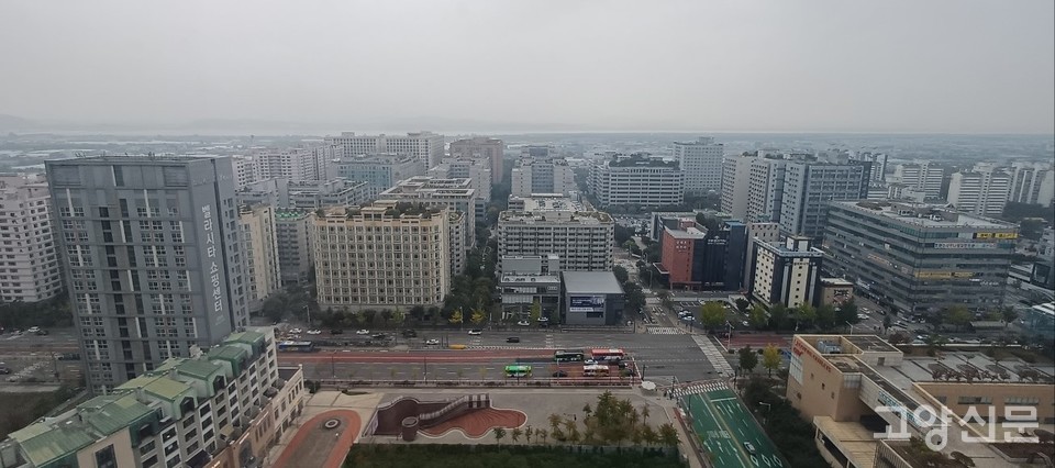 백석동 중앙로 주변 오피스텔 블록과 그 너머 장항동, 한강의 풍경.