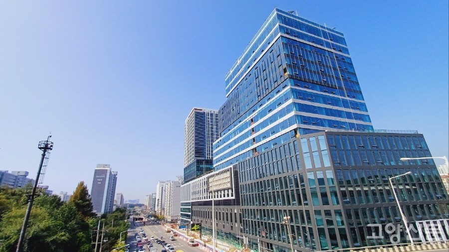 원당역 플랫폼에서 바라본 성사혁신지구 모습. 원당의 새로운 랜드마크 건물이다.