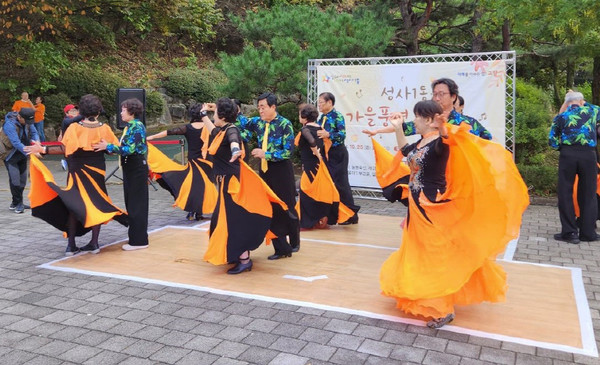 성사1동 주민자치회가 지역주민과 함께하는 ‘가을풍경음악회’를 성황리에 개최했다.