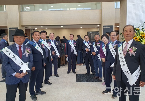 행사장 로비에서 참석자들을 환영하는 이사진들.