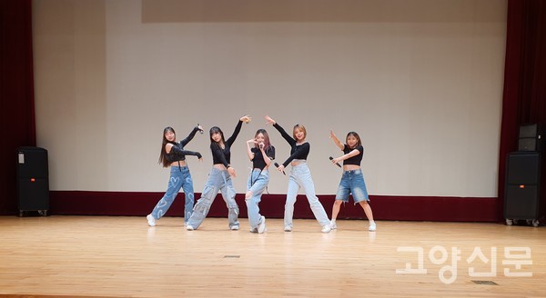 한국연예인예술단의 흥겨운 공연