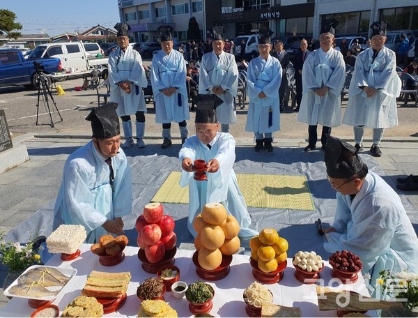 이규림 군수가 아헌례 의식을 하고 있다.