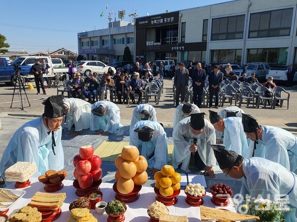 박병진 면장이 축문을 낭독하고 있다.