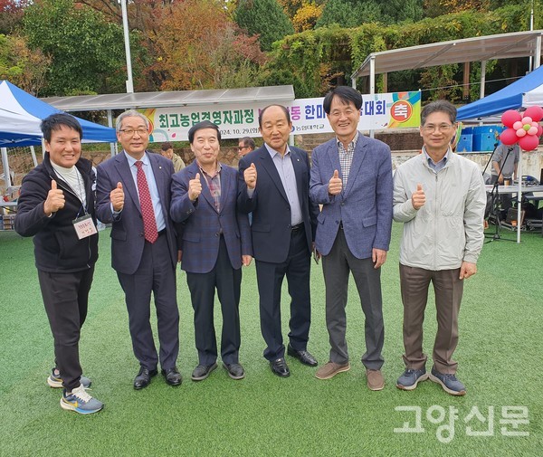 손병환 총장(오른쪽 두 번째)과 참석자들