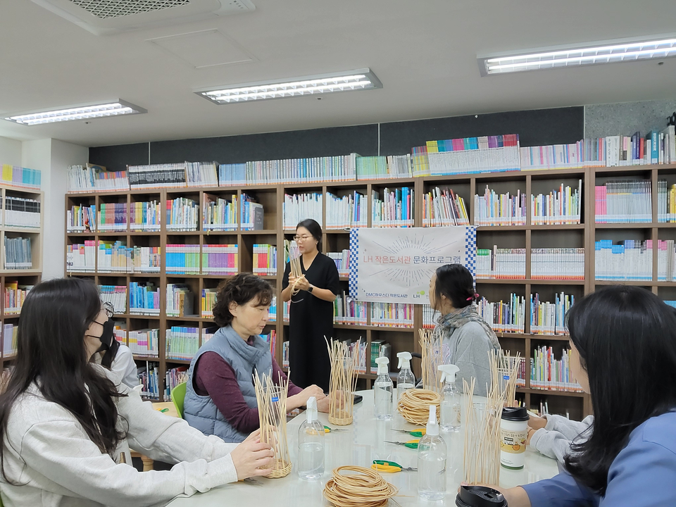 DMC하우스디 작은도서관이 아파트 입주민들의 특색 있는 문화생활에 일조하고자 다양한 프로그램을 진행하고 있다. [사진제공 = DMC하우스디 작은도서관]