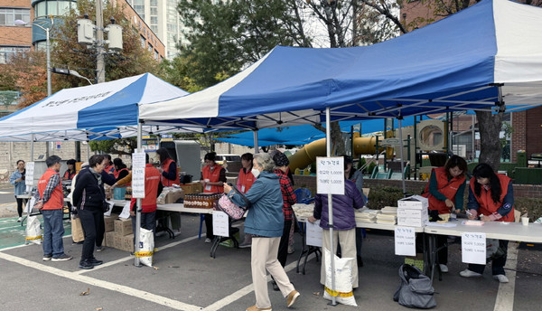 풍산동이 통장협의회 복지특화사업 기금 마련을 위한 사랑나눔 바자회를 개최했다.