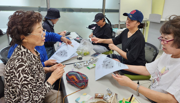 원흥종합사회복지관 뜨개 주민모임 쪼물딱살롱이 아이들을 위한 털모자 뜨기 나눔활동에 참여했다. 