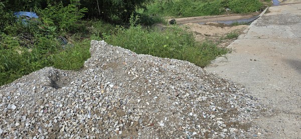 청정하천인 파주시 군내면 정자리 수내천 주변에 건축폐기물이 포함된 골재가 수북이 쌓여있다.