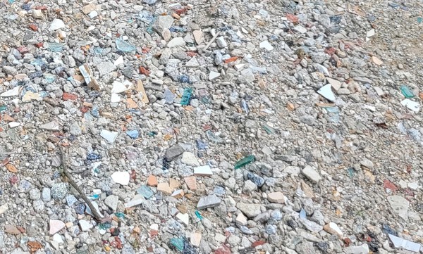 인적이 드문 파주시 진동면 서곡리에 누군가 내다버린 건축폐기물.