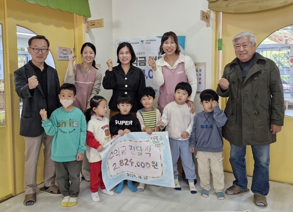 수익금 전달식 참가자들이 한자리에서 기념사진을 찍었다. (앞줄 풍동숲속어린이집 각반 대표 어린이, 뒷줄 가운데 김현주 원장, 뒷줄 오른쪽 끝 양광선 총재) [사진제공=한국환경운동본부]