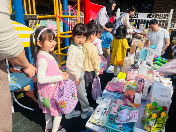 아나바다 활동을 하고 있는 고양시립풍동숲속어린이집 어린이들. [사진제공=한국환경운동본부]