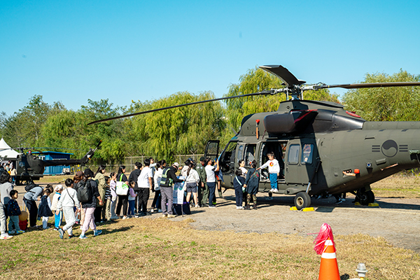 26일 한국항공대 활주로에서 열린 ‘제1회 활주로축제’ 관람객들이 한국형 기동헬기 수리온 탑승 체험을 위해 기다리고 있다. [사진제공 = 한국항공대]