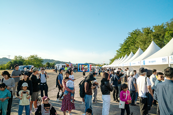 한국항공대 활주로에서 26일 열린 ‘제1회 활주로축제’에서 시민들이 행사장을 돌아보며 전시 체험부스 프로그램에 참여하고 있다. 