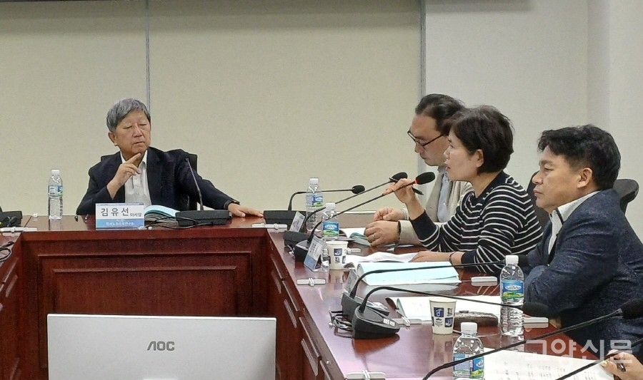 3년째 '여성청소노동자 휴게시설 개선사업'을 진행하며 느낀 문제점들을 들려준 김주실 노동복지나눔센터 이사장(오른쪽 두 번째).