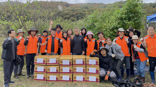  효자동 주민자치회가 어려운 이웃에게 나누기 위한 ‘사랑나눔 행복텃밭 고구마 수확’ 활동을 했다.