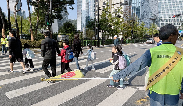 향동종합사회복지관 ‘마을꾼’프로그램으로 등하굣길 ‘아동 안전지키미’ 활동을 했다.