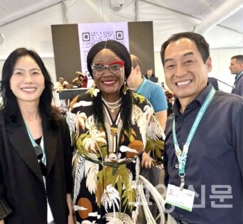 장항습지를 방문했던 무손다 뭄바 람사르 사무총장. [사진=한동욱]