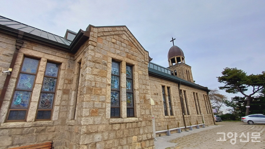 김포시내가 한눈에 내려다보이는 언덕 위에 자리한, 1956년에 지어진 김포성당 옛건물.