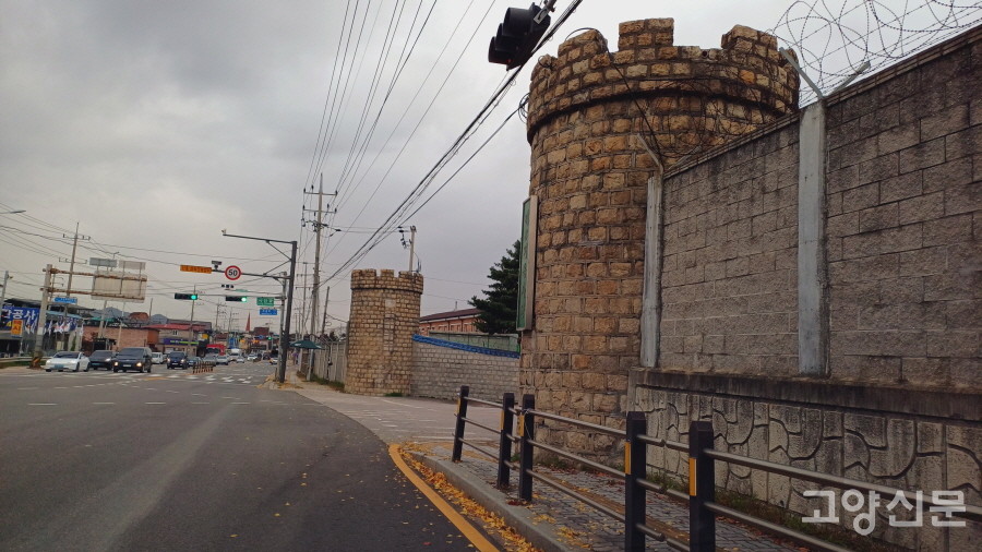 양주시를 지나다가 만난, 화강암으로 만든 군부대의 정문.