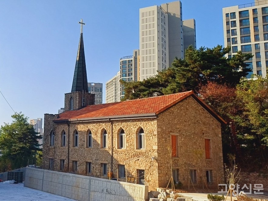 ​1954년에 지어진, 고양시 덕양구 지축동에 자리하고 있는 신도제일교회 구성전. 석재를 사용했고, 군부대의 도움을 받아 지었다는 점에서는 앞선 석조성당들과 유사하지만, 건축적으로 가톨릭 성당과는 다른 개신교 교회의 특징을 보여준다. ​연재 마지막 순서에 소개될 예정이다. 