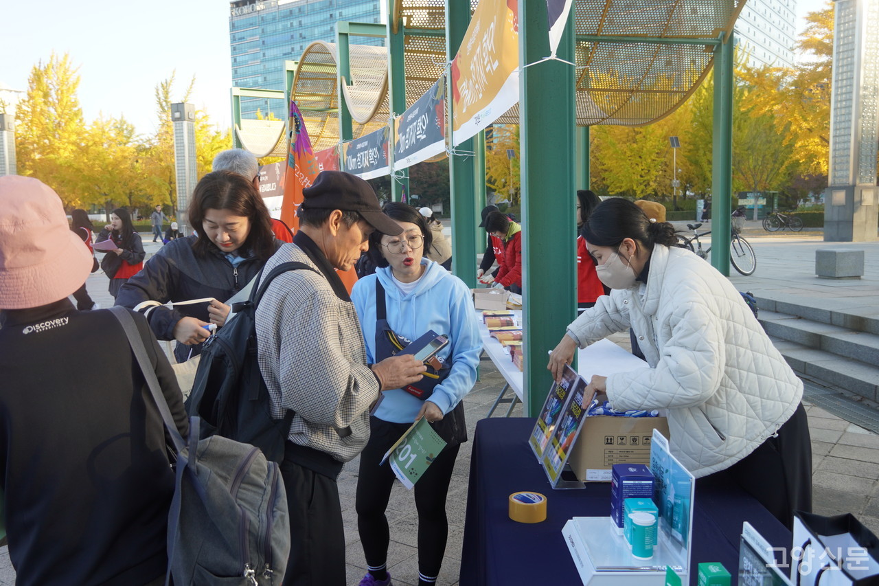 주제광장 한켠에는 닥스메디를 비롯해 자연재료 소품, 식물도장 만들기 등 참여형 체험 부스가 마련됐다.