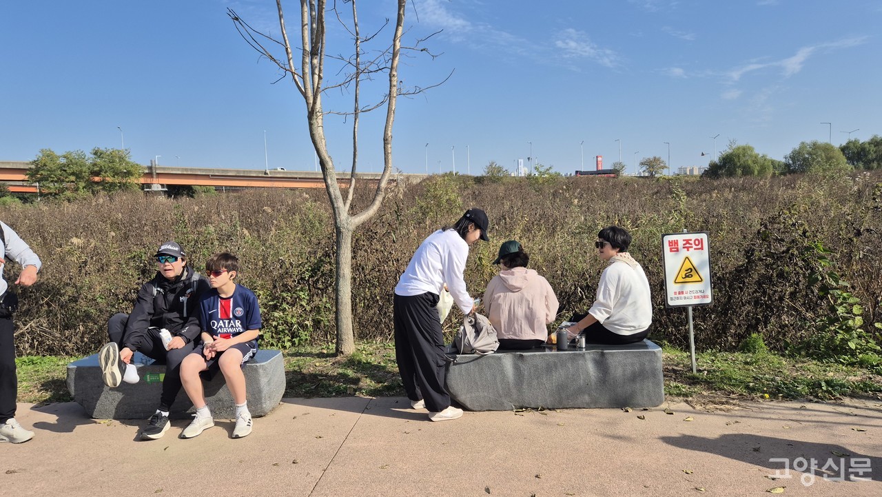 "피곤하면 잠시 쉬어가~ 갈 길은 아직 머니까~ 물이라도 마실까~" 각자의 페이스에 따라 휴식은 필수. 