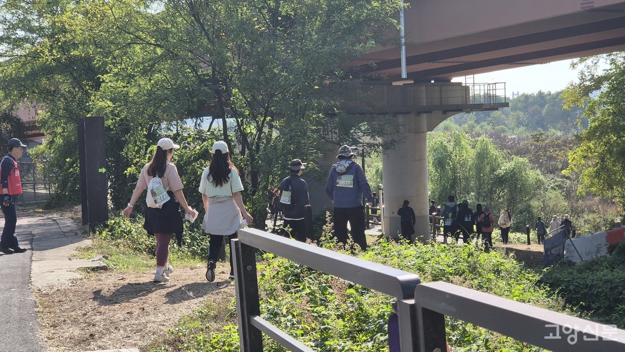 억새밭과 코스모스 정원길을 지나 행주산성 수변공원으로 향한다.