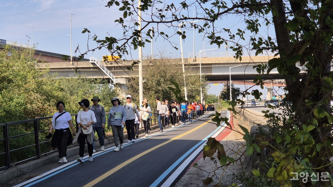 도란도란 행을 맞춰 한걸음 한걸음 걷다보면, 건너편 자전거 타는 풍경도 만날 수 있다.  