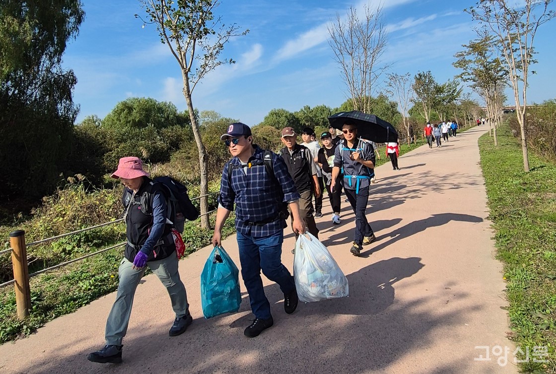 "뭘 그렇게 들고 가세요?" 걸으며 쓰레기를 줍는 바람누리길걷기축제의 숨은 얼굴, 두 손 아름다운 참가자.