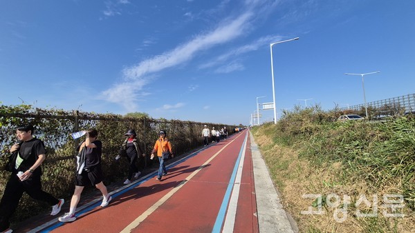 청명한 가을하늘, 옆으로 구비 흐르는 한강을 바라보며 마음만큼 가벼운 걸음이 이어진다.