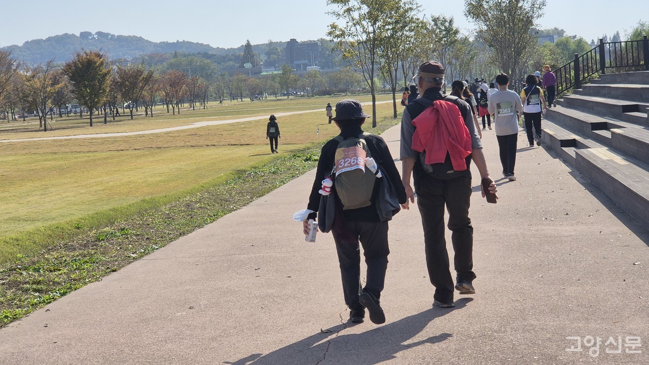 서로를 의지하며 두 손 꼭 잡고 걷던, 여든 넘은 노부부의 아름다운 뒷모습은 그 길의 또 다른 풍경이 된다. 