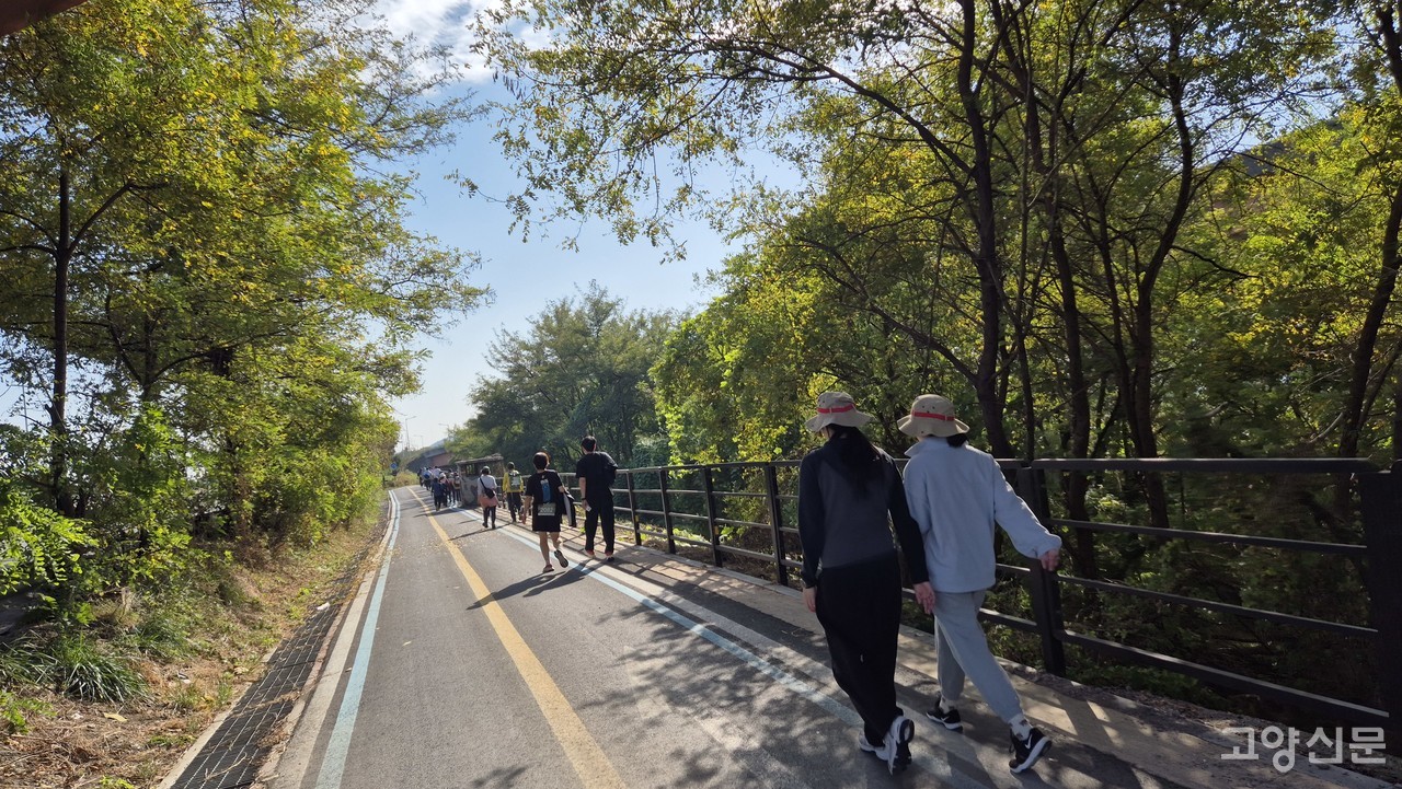 친구와 함께 시시콜콜 일상의 고민을 나누는, 우정이 샘솟던 뒷모습.