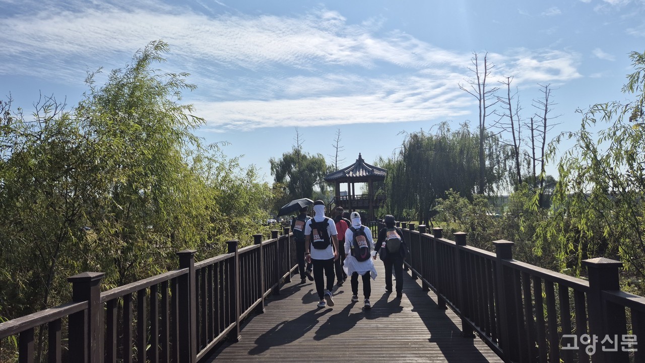 하얀색 커플룩으로 맞춰 입고 웃음이 끊이지 않던 연인의 뒷모습. 