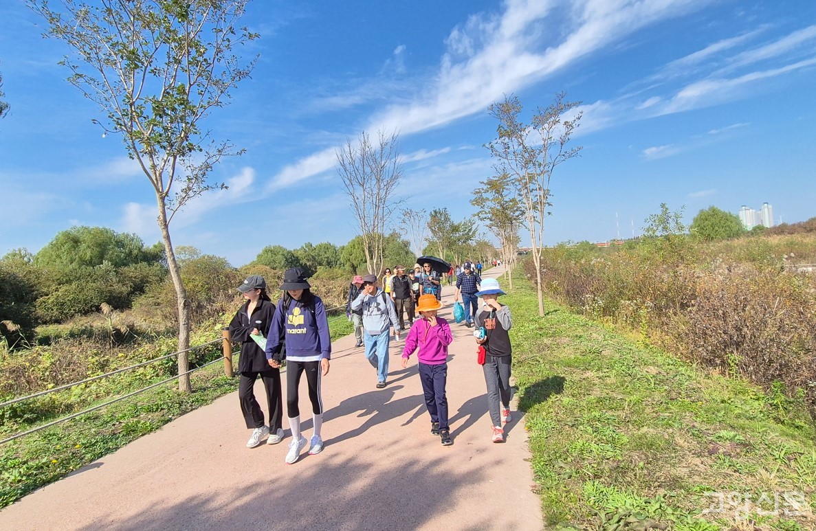 바람누길에서 만난 우애. 사이좋게 나란히 걷는 패셔니스트 자매와 씩씩하게 걷는 꼬마 형제.