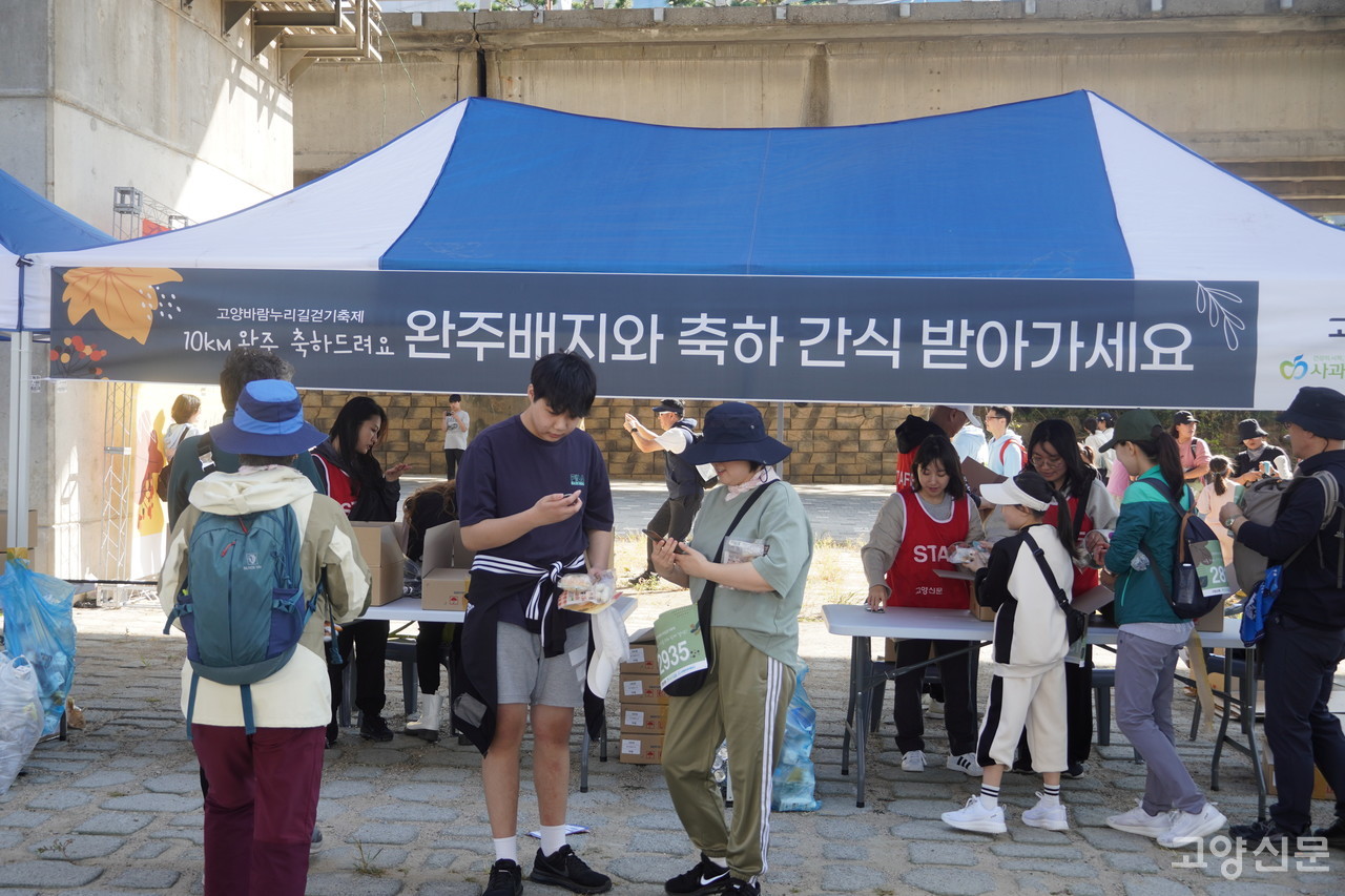 10km 완주배지와 간식을 받고, 잠시 쉬어봅니다. 