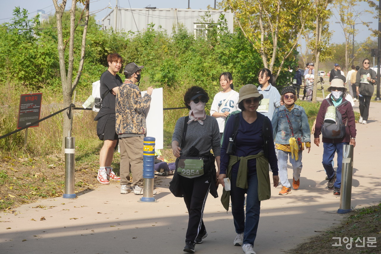 완주지점을 향해 앞으로, 앞으로. 10㎞ 완주지점에 막 도착한 참가자들.