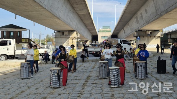 힘 있게 내리치는 신나는 타악, 완주 축하 공연이 펼쳐졌다.