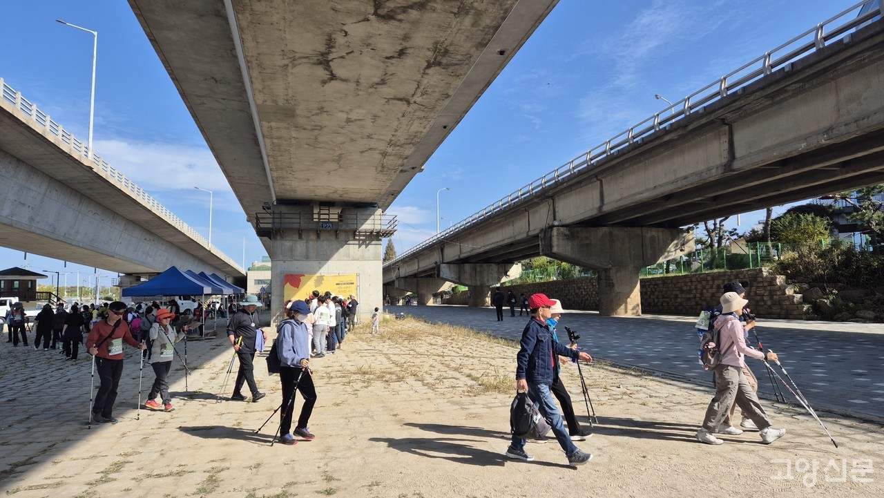 다시 출발 앞으로~ 북한산 여정 25km 코스 참가자들은 완주지점을 향해 다시 걷는다. 