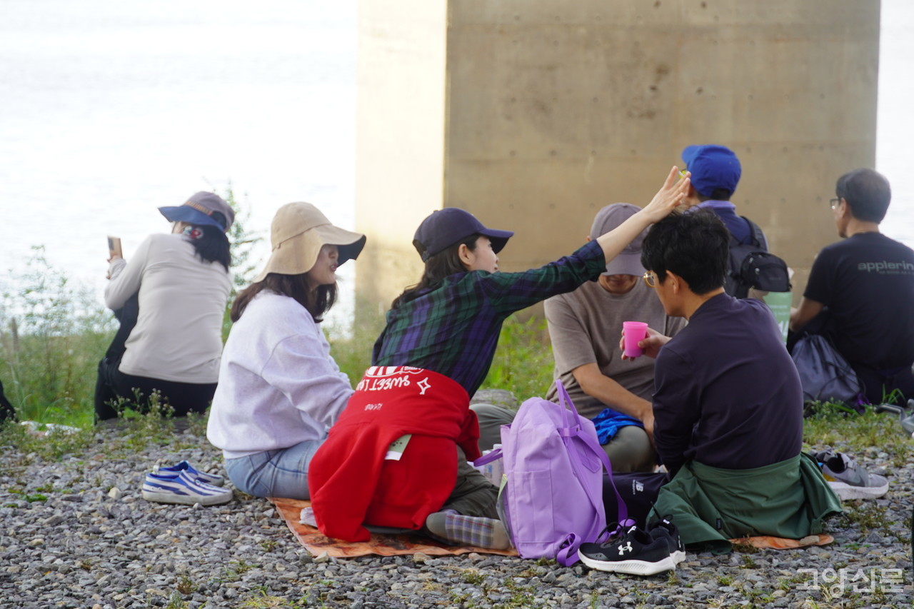 간식으로 나눠 준 빵과 떡을 먹으며 지친 다리를 풀어주며 막간 휴식타임.