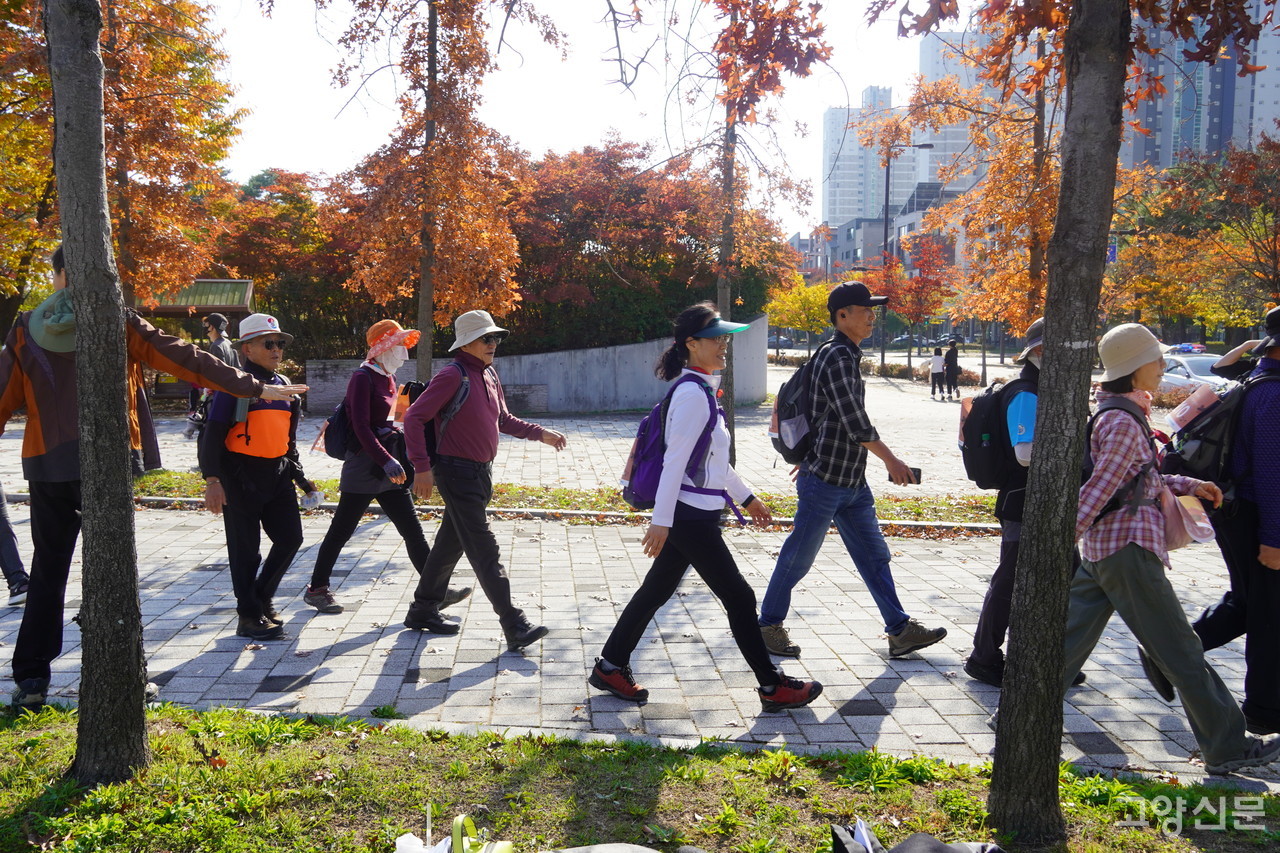 행주산성 둘레길~ 강매석교를 지나 원흥 바람물 공원에 도착한 참가자들의 행렬.