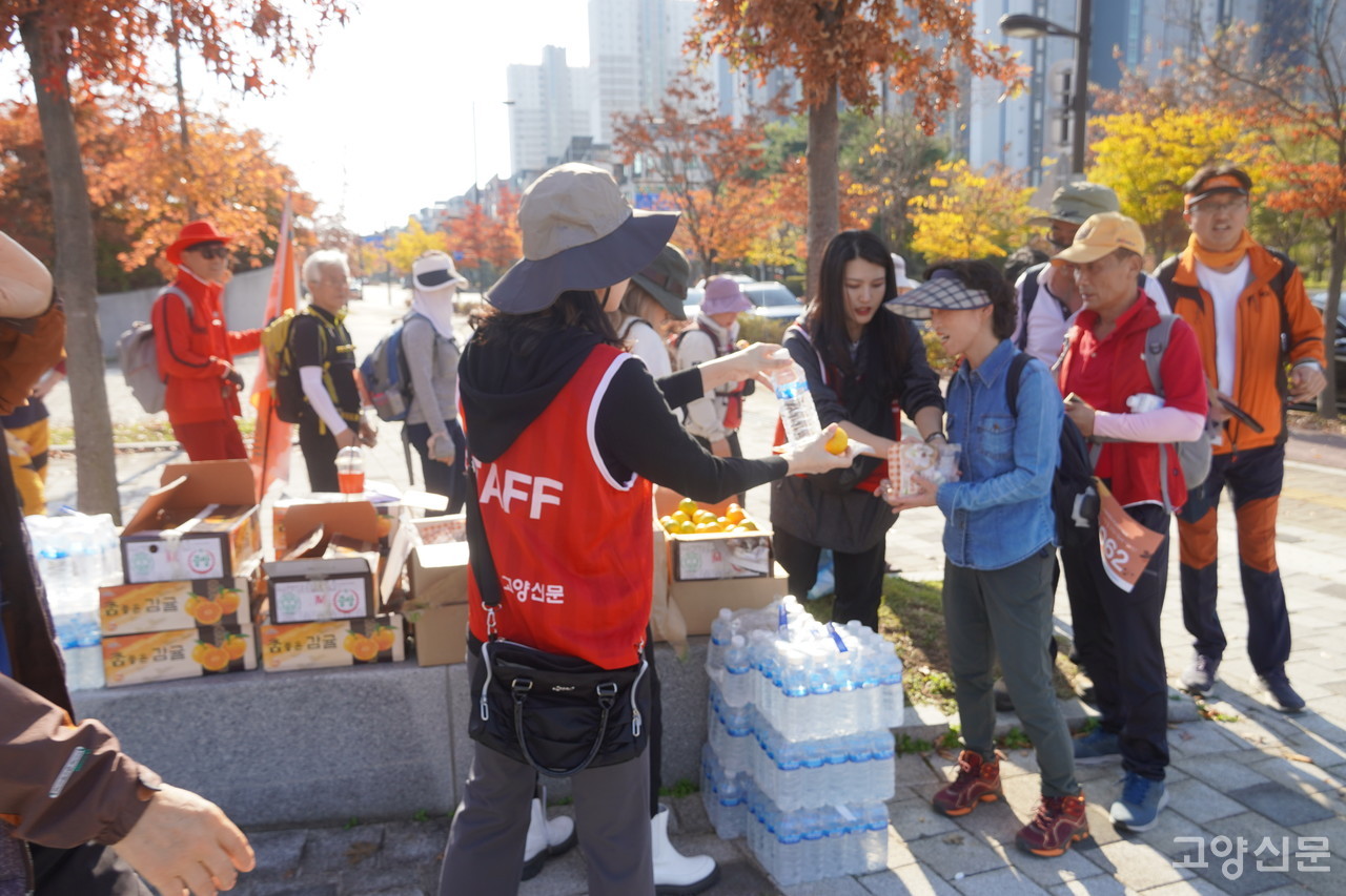 원흥 도래울마을에 자리한 바람물공원은 중간 휴식 장소다. 물과 귤을 받으며 막간 타임.