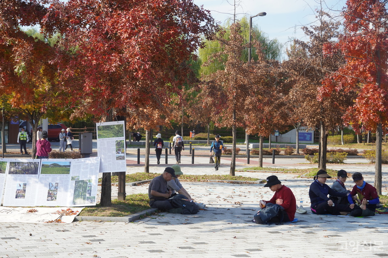 공원 곳곳에 앉아 휴식을 취하며 간식을 나눕니다.