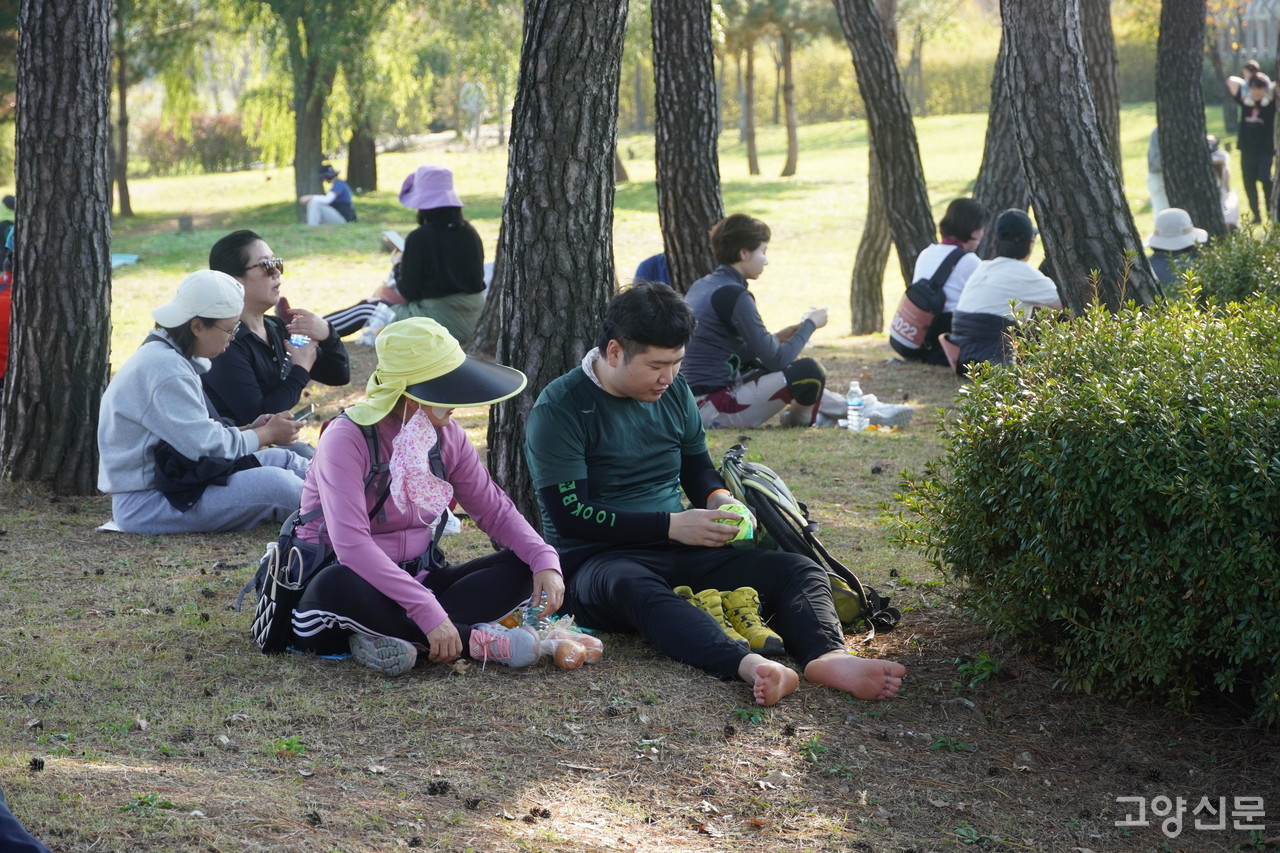 발바닥에 불나니 잠시 양말을 벗어 던지고! 다정한 어느 모자의 모습.