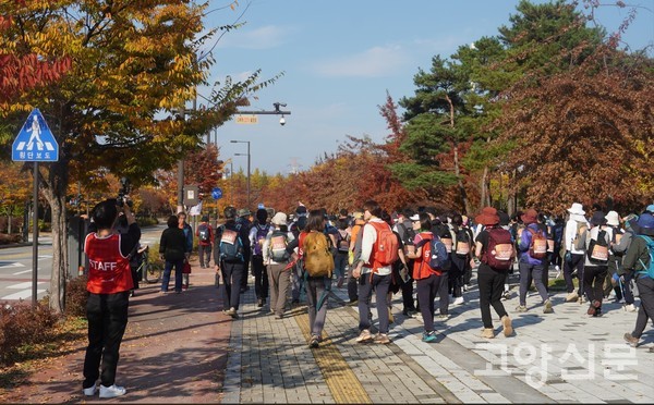 가을이 물든 새도시 지축지구와 삼송지구. 고지를 앞에 둔 참가자들은 발걸음에 힘을 실었다.