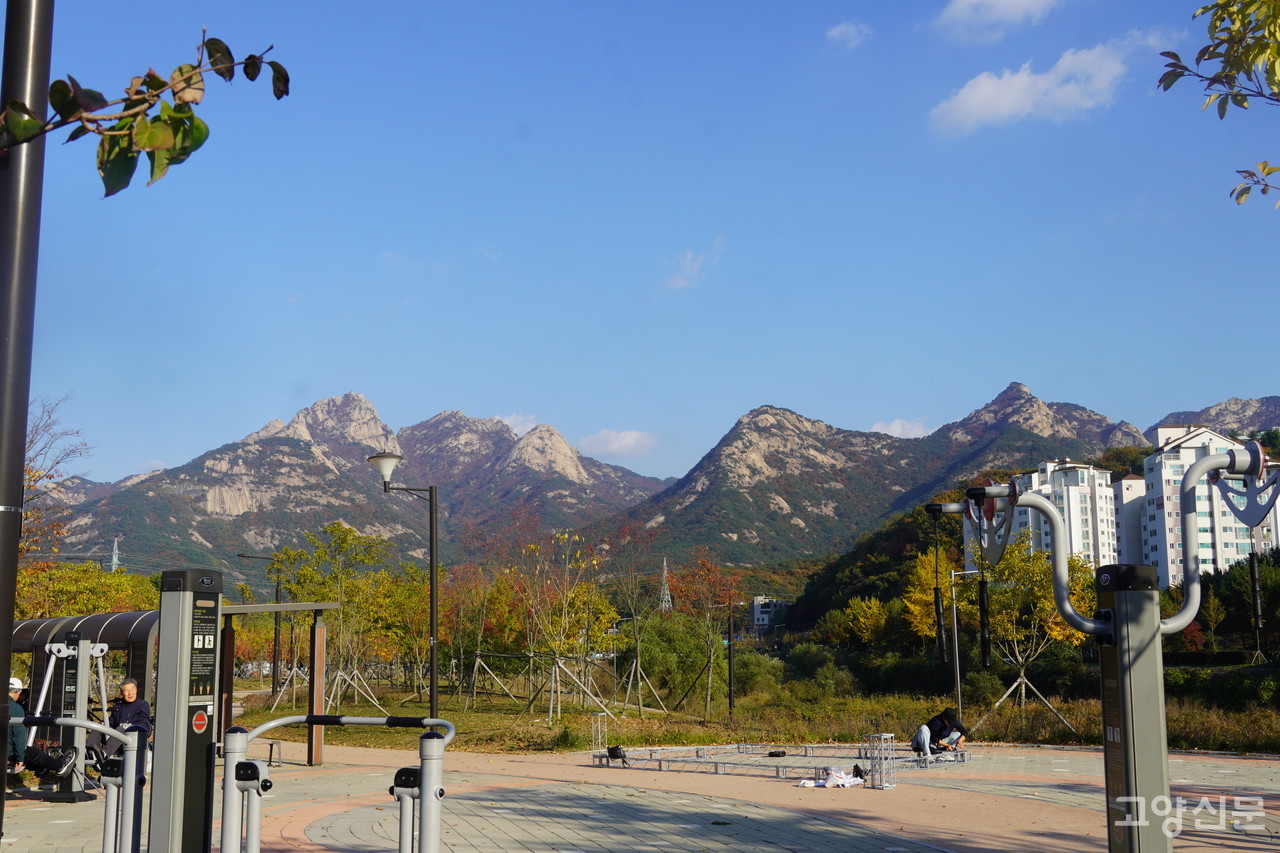 저 멀리 북한산 전경이 눈 앞에 펼쳐지는 이 곳은 25km 완주지점 창릉천변 소공원.