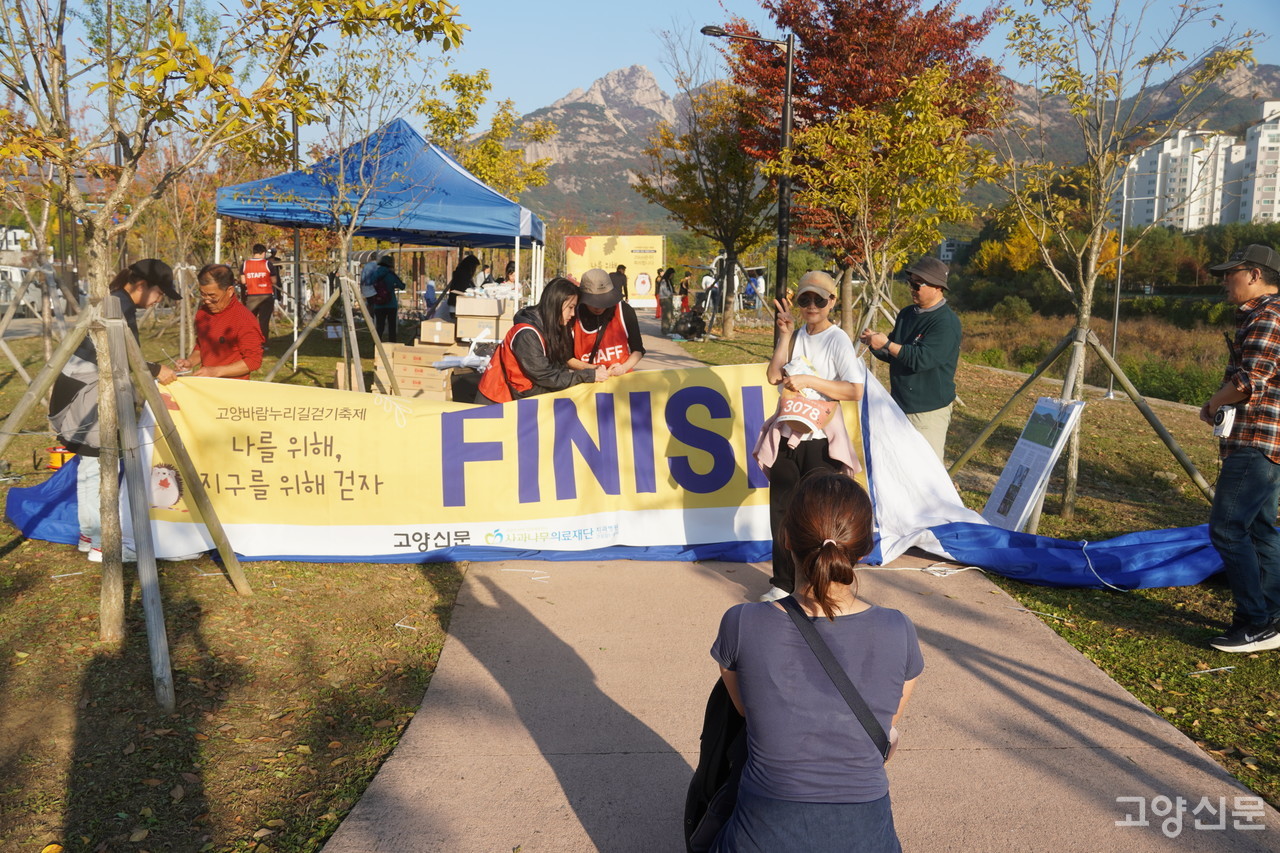 북한산 마지막 지점, 참가자들의 완보를 축하하기 위한 준비가 한창.